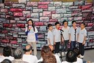 失明人士汪明欣（左一）與香港兒童合唱團演唱《沒有牆的世界》主題曲「折花語」。