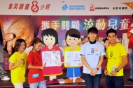 一眾年青歌手(左起)Regen、鄭融、胡鴻鈞及Ivan K，畫出送給「流動兒童」的禮物。