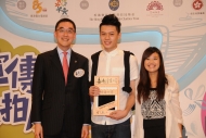 香港賽馬會慈善事務執行總監蘇彰德律師(左一)頒發「終極大獎」予勝出學生。