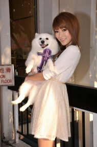 Shiga 和小狗都是以白色主打的美女。
