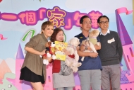 (左一)Janice 與第二台節目總監馮偉棠(右一)頒發獎狀予得獎狗主。