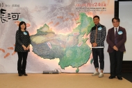 （左起）陳敏娟、黃德斌及黃均瑜為《文化長河—萬里行》啟播禮