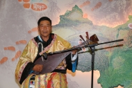 九寨溝白馬藏族的班文玉於活動上表演㑳舞及三絃琴。