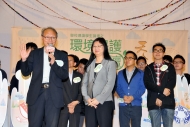 署理廣播處長戴健文與香港賽馬會慈善事務高級經理陳載英為參與活動的學生贈言。