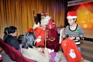國際聖誕老人陳漢強（Santa Jim）與一眾演員向現場近百位小朋友大派聖誕禮物，氣氛熱鬧，人人滿載而歸。