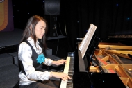香港業餘管弦樂團團長蘇潔明彈奏鋼琴，以美妙的樂曲迎接聖誕。