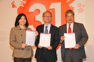 (左起) 香港電台總監 (電視)、副廣播處長 (節目) 戴健文、助理廣播處長 (電視及機構業務) 施永遠講解港台電視31的節目及發展路向。