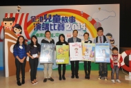 出席嘉賓(左起)陳家洛和其兩位女兒、羅淑君、陳耀華、歐倩怡、Harry哥哥及兒子，各手持一本心水好書，向在場的小朋友及家長推介。