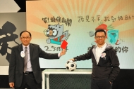 吳志森（左）笑言要向香港電視網路有限公司董事會主席王維基（右）發出紅牌，趕他出場