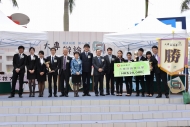 香港樹仁大學勇奪「大專辯論賽2014」冠軍寶座，香港科技大學屈居亞軍，代表與決賽評判合照。