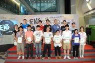 於第七季度「LENS攝影比賽」頒獎典禮上，香港專業攝影師公會前會長蘇文郁（上排左三）、香港電台教育電視網站eTVonline總監伍偉賢（上排左四）與得獎者合照。