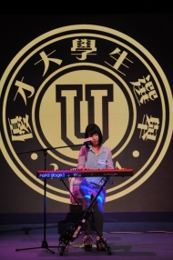歌手黃浩琳自彈自唱，讓觀眾陶醉在動人音樂中。