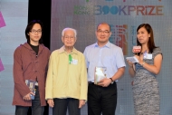 頒獎嘉賓劉以鬯（左二）與《靜人活物》作者潘國靈（左一）、出版社代表胡金倫（右二）及大會司儀韋佩文合照留念