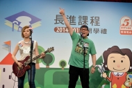 香港搖滾樂壇前輩鍾偉強與女歌手顧芮寧跨代演繹搖滾樂。