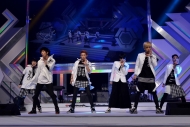 韓國男子組合N-Sonic落力跳舞，現場觀衆都十分投入。