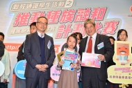 頒獎嘉賓劉江華與施永遠頒發獎項予小學組冠軍兼「最佳美術設計」得主黃芷晴。