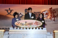 （左起）陳敏娟、何少平、鍾麗嫺主持亮燈儀式，為活動揭開序幕。