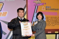陳敏娟頒發獎狀予季度冠軍蘇偉文。