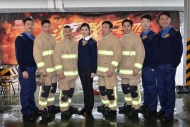 一眾演員穿上齊整的消防制服，英姿颯颯。