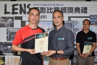 港台教育電視網站eTVonline總監伍偉賢頒發獎項予第九季度「LENS攝影比賽」冠軍得主（左）。