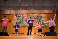 周柏豪親自示範「2015普出校園精彩」活動主題曲的舞蹈動作，台上台下打成一片。