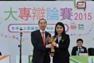 郭琳廣頒獎予總決賽的「最佳辯論員」譚潔瑩同學。