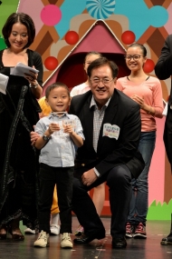 主評判平等機會委員會主席周一嶽醫生頒發「最佳演說獎」給幼兒組冠軍陳梓曦小朋友。