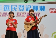 SIS樂印姊妹自彈自唱送上歌聲。