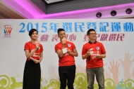 歌手徐偉賢與主持透過互動遊戲向觀眾宣揚選民登記訊息。