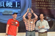 獲獎書籍《香港粵語頂硬上》編者彭志銘（中）及作者之一的陳雲（右）在領獎時分享粵語的重要性。