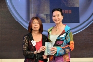《微喜重行》作者黃碧雲（左）於領獎時表示「文學的力量在文字裡面」。
