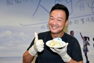 王喜用創意製作金魚形的冰皮月餅。
