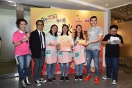 香港電台中文台台長馮偉棠（左二）及陳家樂（右二）頒發「最佳甜隊大獎」。