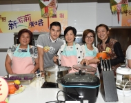 張錦祥（右一）向參賽者講解製作甜品的箇中要缺，陳家樂亦表示要向這位「星級名廚」偷師。