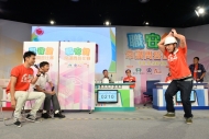 王喜（右一）、王梓軒（左一）在比賽中使出「職安皇牌」，與較早前參與比賽的校隊代表；王喜更手舞足動落力參賽。