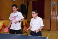 黃鎮廷表示熱愛打乒乓球，並想「多打十年」；他亦即場顆拍學生比拼乒乓球技術。