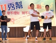 唐鵬與黃鎮廷於乒乓球上簽名後，揮拍遙送贈學生，現場學生反應熾熱，爭相索取。