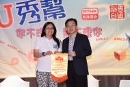 香港電台普通話台節目總監曾婉明頒發紀念品予福建中學代表。