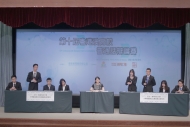 香港科技大學（正方）與澳門科技大學（反方）正就「大學嚴進寬出比寬進嚴出更有利」進行辯論。