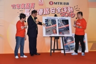 港鐵公司車務營運主管——南面網絡鄭群興 （左二）向在場長者分享乘搭港鐵的安全訊息。