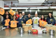 艺人与职安健义工大队向饮食业员工派发职安健福袋，共庆农历新年。