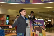 「全港兒童故事演講比賽2015」幼兒組冠軍陳梓曦小朋友以故事《沒有牙的老虎》在街頭即席演講，面對眾多現場觀眾都毫不怯場。