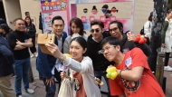 主持林嘉恩、何基佑、吳日言、關楚耀和手語氣球師來個selfie。