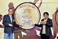 香港戲劇協會會長鍾景輝博士（左）及香港電台中文台台長曾婉明（右）揭曉本屆「香港舞台劇獎」最佳整體演出的提名名單。
