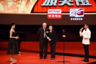 羅冠蘭（右二）從劉兆銘（左二）手上接過「最佳女主角（悲劇／正劇）」獎項。（劇目︰《心靈病房》）