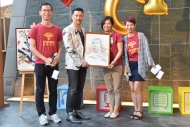 CIBS团队为吕良伟送上本地艺术家的画作，感谢吕良伟担任「CIBS艺术大使」。