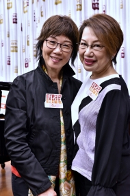 車森梅（左）聲演劉媽媽，因其在屋邨商場經營的美容院被逼遷，決定與街坊群起抗爭。車森梅更是首次與妹妹車淑梅（右）在同劇聲演。