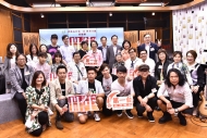 廣播劇《廿年》的劉氏一家與製作人員大合照。
