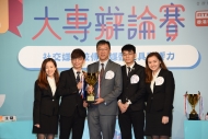 高等法院原訟法庭法官陸啟康頒發獎盃給冠軍隊伍——香港大學。