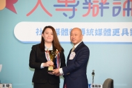 大律師公會副主席彭耀鴻頒發獎盃予季軍的香港樹仁大學。
